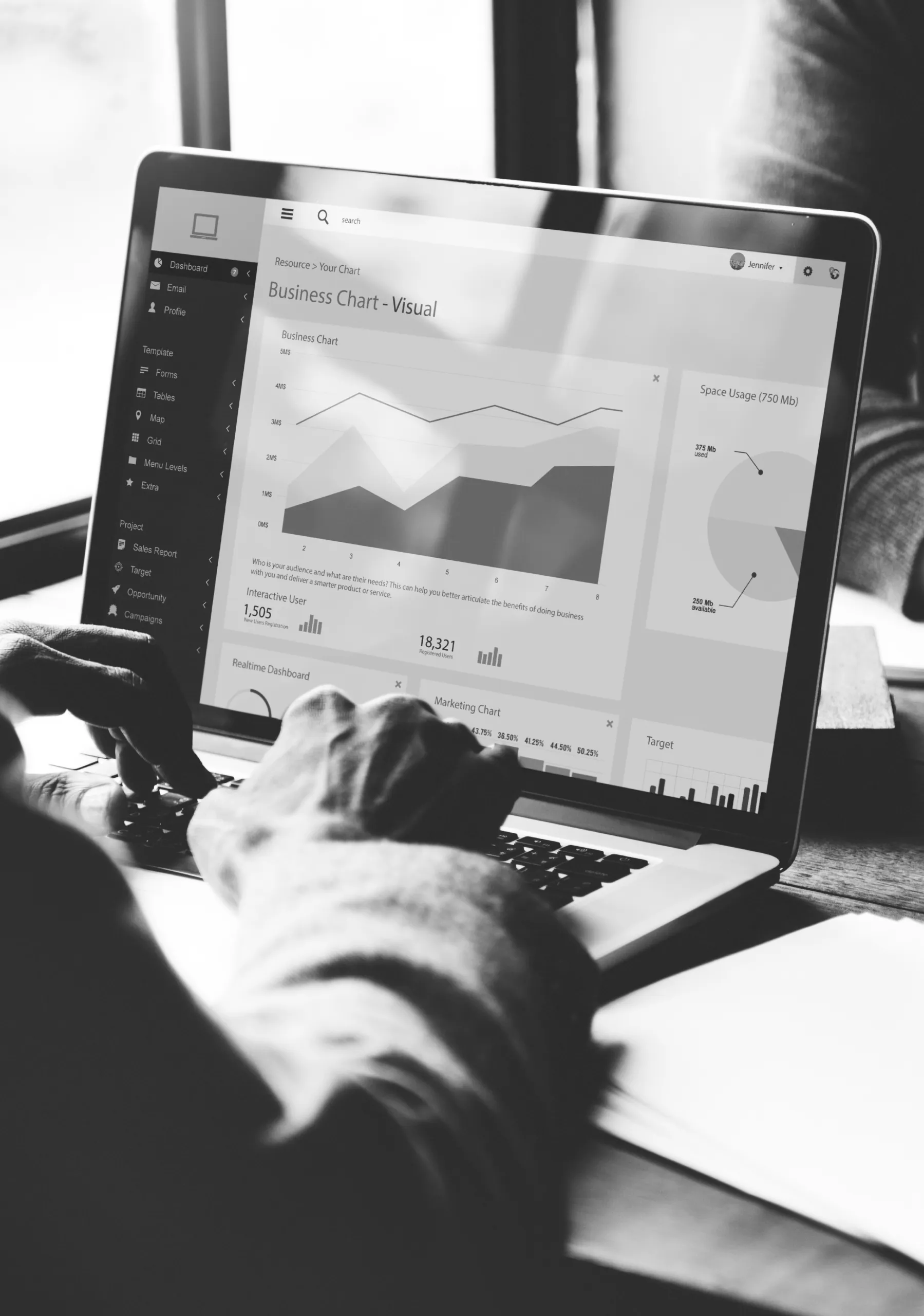 Imagen en blanco y negro de un hombre usando un computador.